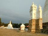 Auf dem Gelände des Ruwanweli Stupa Tempels